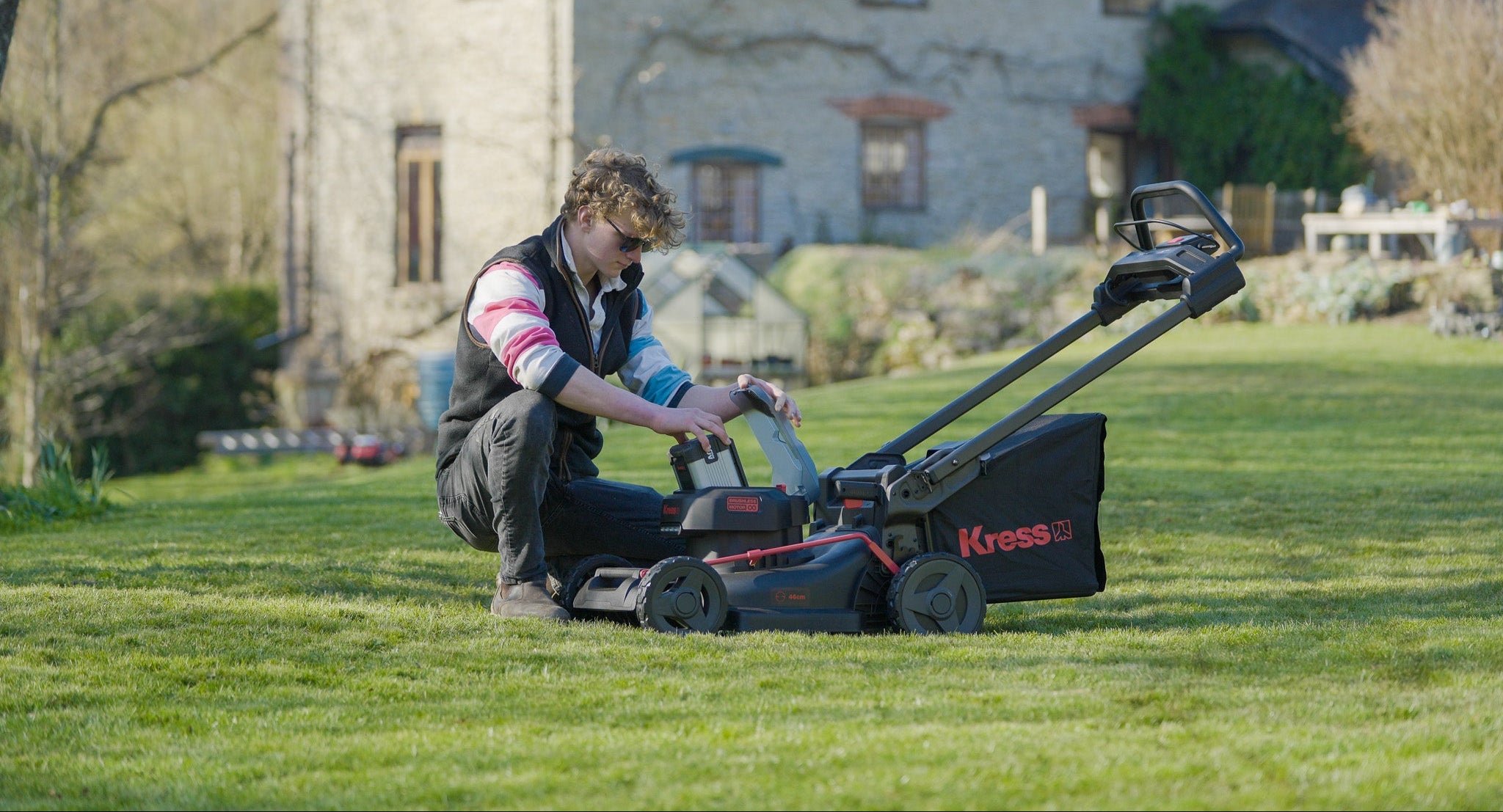 Kress 60 V lawn mower with brushless motor for powerful, zero-emission performance.
Close-up of Kress KG756E.9 start button for easy push-button operation.
Side view of Kress KG756E.9 showcasing ergonomic handle and lightweight design.
Kress lawn mower cutting thick grass with consistent, chip-controlled motor performance.
55 L grass collection bag attached to the Kress KG756E.9 for fewer emptying stops.
Kress 60 V battery system compatible with the KG756E.9 lawn mower and other Kress tools.
Top view of the