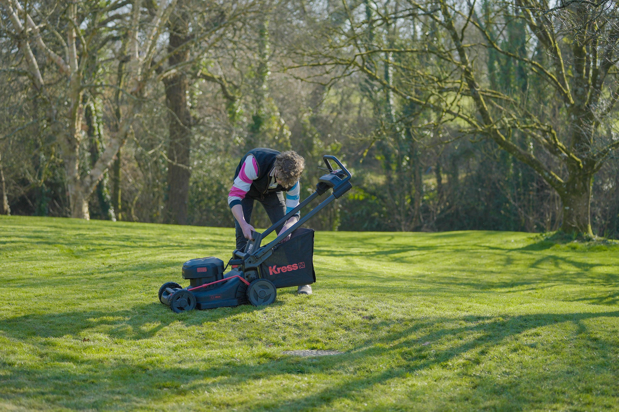 Kress 60 V lawn mower with brushless motor for powerful, zero-emission performance.
Close-up of Kress KG756E.9 start button for easy push-button operation.
Side view of Kress KG756E.9 showcasing ergonomic handle and lightweight design.
Kress lawn mower cutting thick grass with consistent, chip-controlled motor performance.
55 L grass collection bag attached to the Kress KG756E.9 for fewer emptying stops.
Kress 60 V battery system compatible with the KG756E.9 lawn mower and other Kress tools.